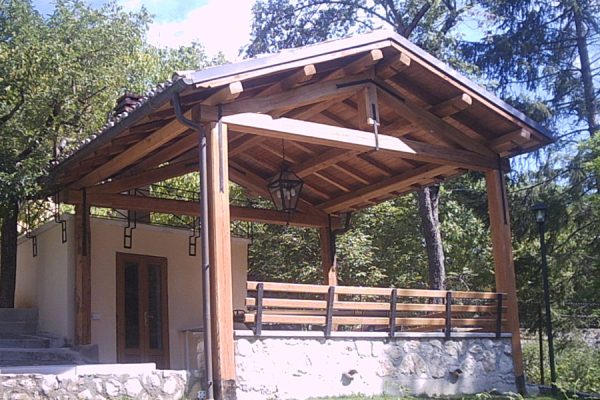 gazebo-a-due-falde-in-castagno