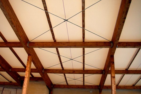 particolare-struttura-in-legno-e-tiranti-in-ferro