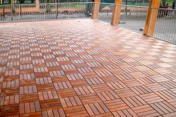 pavimentazione-a-quadrotti-di-legno