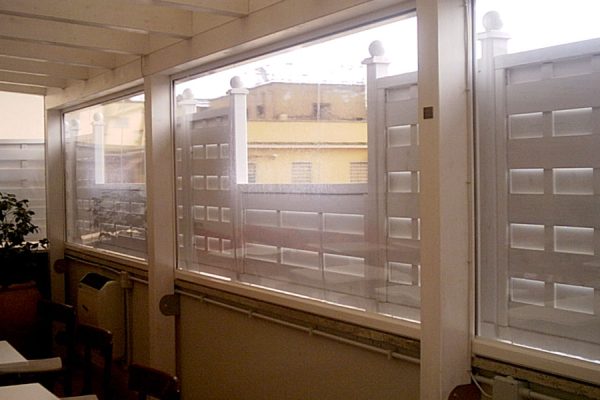 pergola-con-copertura-in-PVC-e-chiusure-laterali-in-PVC