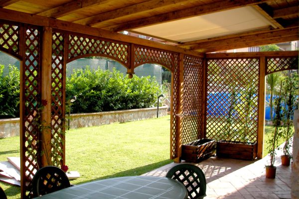 pergola-con-copertura-mista-legno-e-tende
