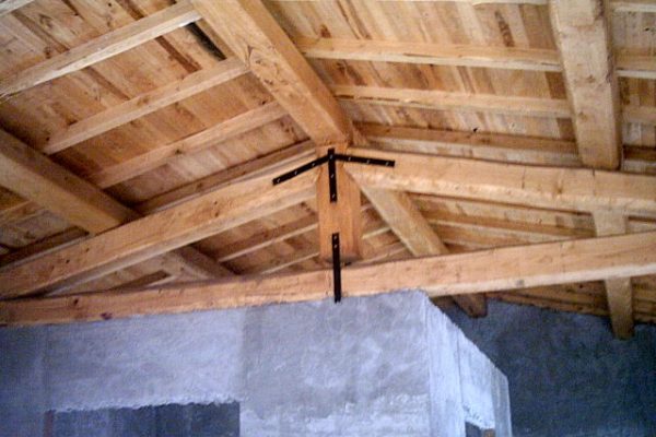 tetto-a-due-falde-con-copriata-in-legno-di-castagno