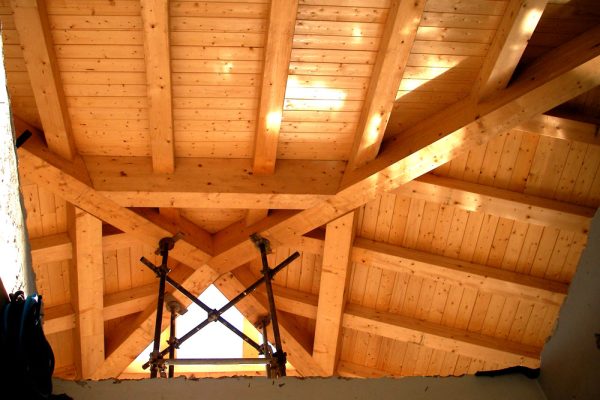 tetto-in-legno-lamellare-a-quattro-falde